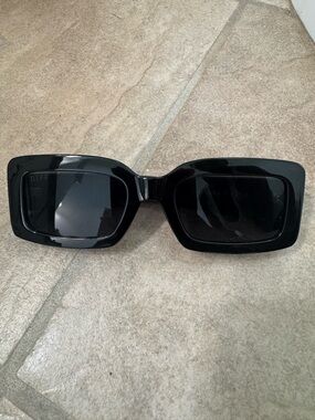 Sephora Bold Black Rectangular Women's Sunglasses